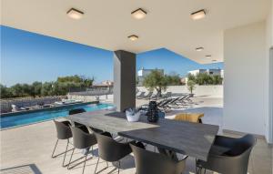 5 Bedroom Amazing Home In Galizana