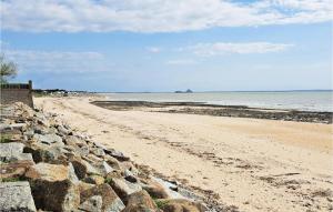 Maisons de vacances 2 Bedroom Stunning Home In Creances : photos des chambres