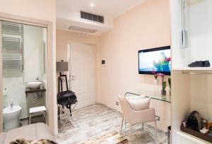 Four-Bedroom Deluxe Apartment room in Colonna 18