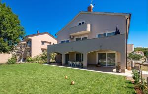 2 Bedroom Lovely Apartment In Viskovo