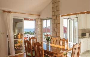 3 Bedroom Amazing Apartment In Makarska 