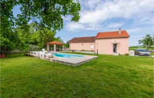 Three-Bedroom Holiday Home In Neoric