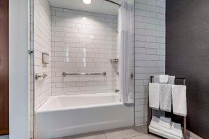 Accessible Room 1 King Bed, Tub, Non Smoking room in Cambria Hotel Los Angeles LAX Airport