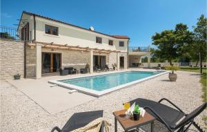 Stunning Home In Bale With Wifi 