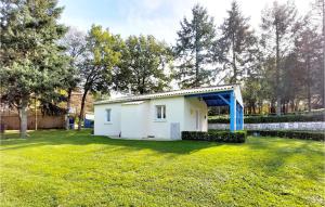 Maisons de vacances 2 Bedroom Nice Home In Souvigne : photos des chambres