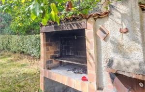Maisons de vacances Awesome Home In Vianne : photos des chambres
