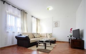 6 Bedroom Nice Home In Babici 