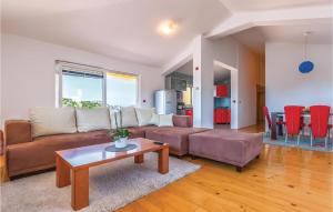 Three-Bedroom Apartment In Rogotin