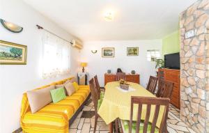 2 Bedroom Stunning Apartment In Seget Vranjica 