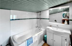 Maisons de vacances Amazing Home In Arcais With Wifi : Maison de Vacances 3 Chambres 