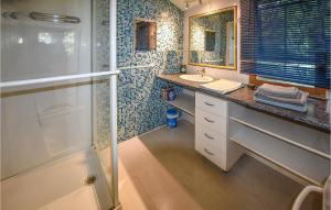 Maisons de vacances 4 Bedroom Amazing Home In Mondragon : photos des chambres