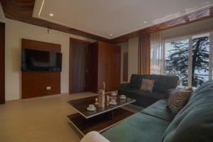 SaffronStays Library Enclave President Suite - 1-BHK Luxury Apt with Valley View, Mall Road Mussoorie