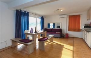 1 Bedroom Cozy Apartment In Slatine 