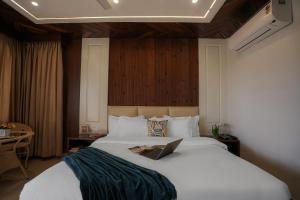 SaffronStays Library Enclave President Suite - 1-BHK Luxury Apt with Valley View, Mall Road Mussoorie