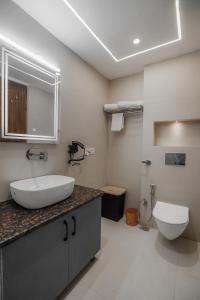 SaffronStays Library Enclave President Suite - 1-BHK Luxury Apt with Valley View, Mall Road Mussoorie