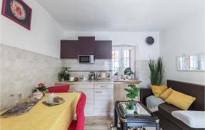 2 Bedroom Cozy Home In Kostrcani