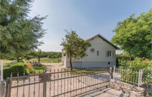 Three-Bedroom Holiday Home In Vinjani Gornji