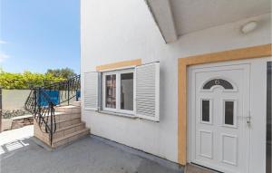 2 Bedroom Awesome Apartment In Okrug Gornji 