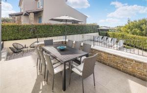 4 Bedroom Gorgeous Home In Baredine