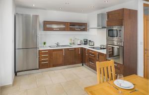 4 Bedroom Gorgeous Home In Baredine 