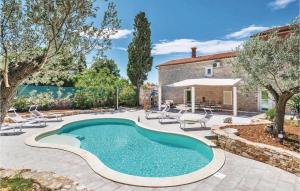 5 Bedroom Cozy Home In Galizana