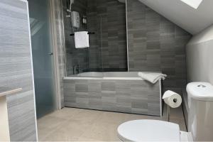 House-Sleeps 8-Parking-Pets Ok-Station Close