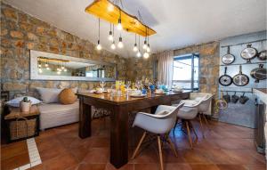 Amazing Home In Zagrad