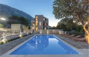 Six-Bedroom Holiday Home In Zagvozd - Zagvozd