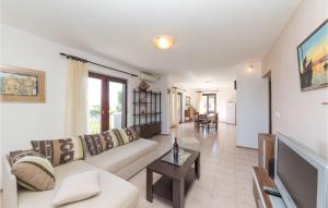 Stunning Home In Okrug Donji With Kitchenette