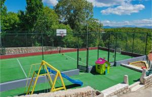 Four-Bedroom Holiday Home In Lokvicici