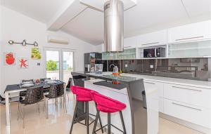 Lovely Home In Brodarica With Jacuzzi 