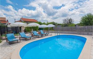 Three-Bedroom Apartment Dubrava With An Outdoor Swimming Pool 09