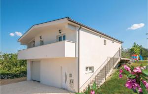 Three-Bedroom Holiday Home In Grubine