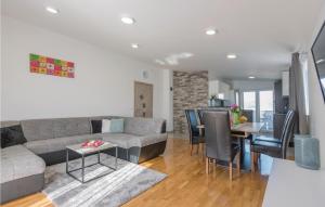 3 Bedroom Stunning Home In Poljica 