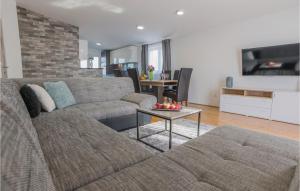 Three-Bedroom Holiday Home In Grubine