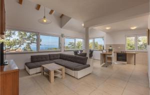 Lovely Apartment In Njivice With House Sea View 