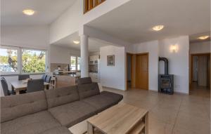 Lovely Apartment In Njivice With House Sea View 