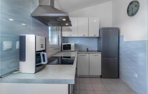 2 Bedroom Nice Apartment In Dramalj