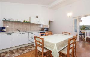 3 Bedroom Cozy Apartment In Supetarska Draga 