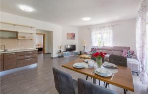 Stunning Home In Vrecari With Kitchen 
