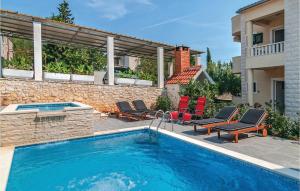 Three-Bedroom Holiday Home In Sutivan