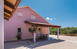 Three-Bedroom Holiday Home In Dubrava