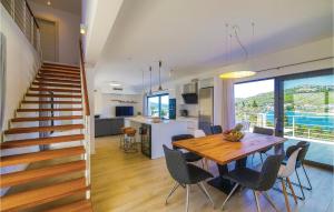 Gorgeous Home In Seget Vranjca With Jacuzzi 