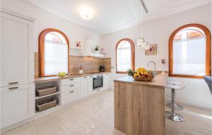 Three-Bedroom Holiday Home In Vabriga