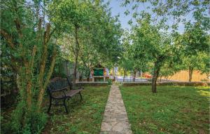 Three-Bedroom Holiday Home In Prolozac Donji