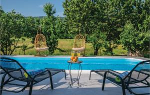 Three-Bedroom Holiday Home In Prolozac Donji