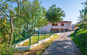 2 Bedroom Amazing Home In Rakotule 