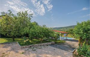 Three-Bedroom Holiday Home In Prolozac Donji