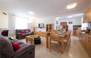 Stunning Home In Hr-52215 Vodnjan With Wifi 