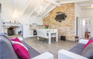 Amazing Home In Cubani With Wifi 
